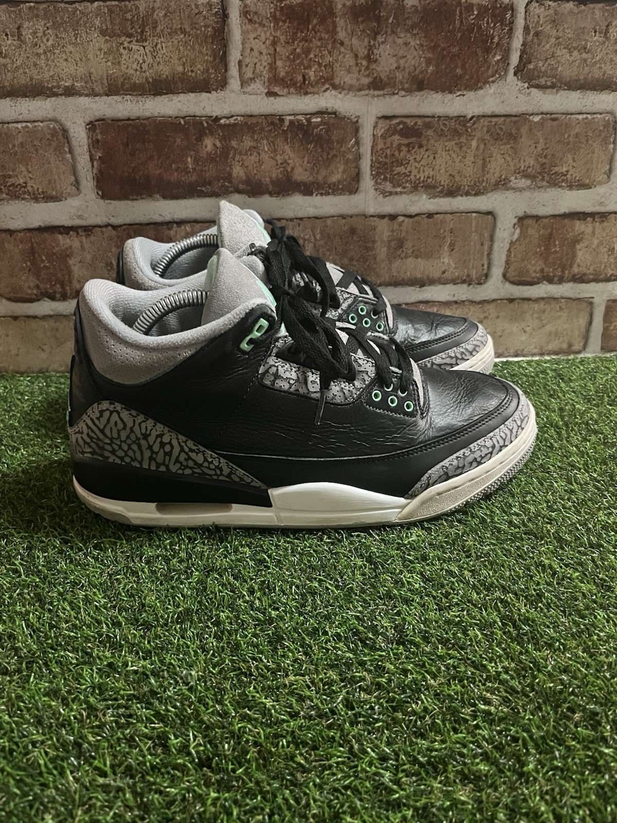 Men’s Jordan 3 Retro Green Glow. Size 8.5 Men’s Jordan 3 Retro Green Glow. Size 8.5