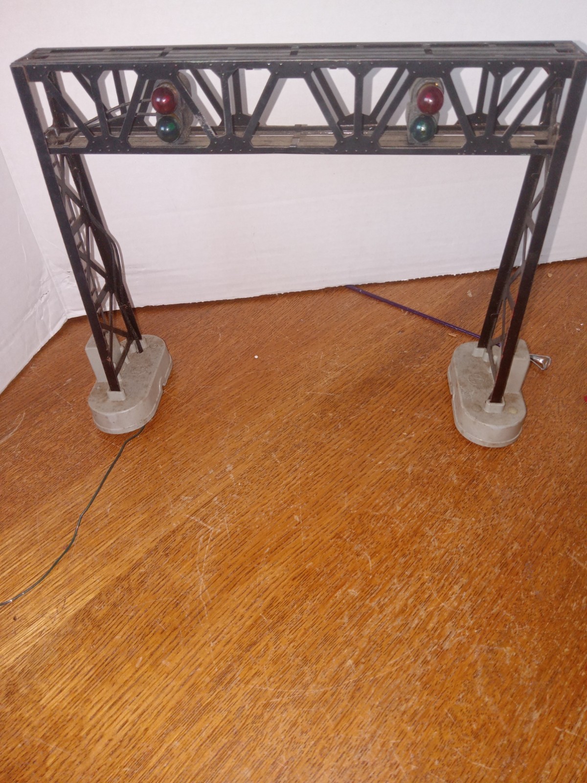 Vintage Lionel # 450 operating signal bridge Lionel No. 450 double-track lighted