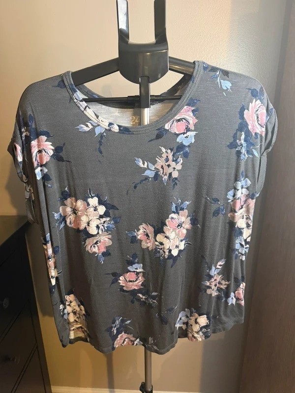 24/7 by Maurices Gray Floral Dolman Sleeve Top Medium