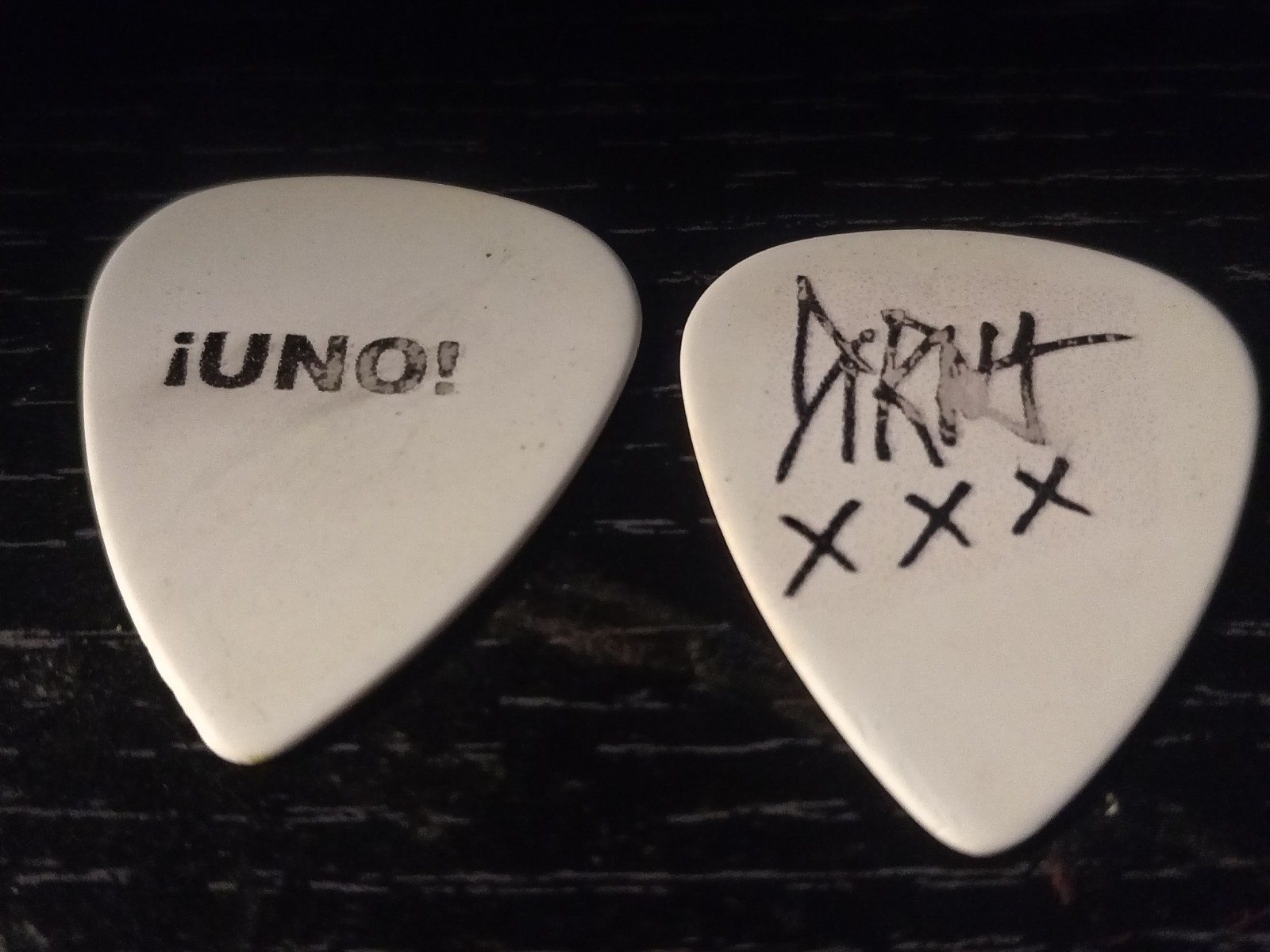 Green day 2x Reading 2013 Guitar picks - Stage Used (Billie Joe, Mike Dirnt) Set