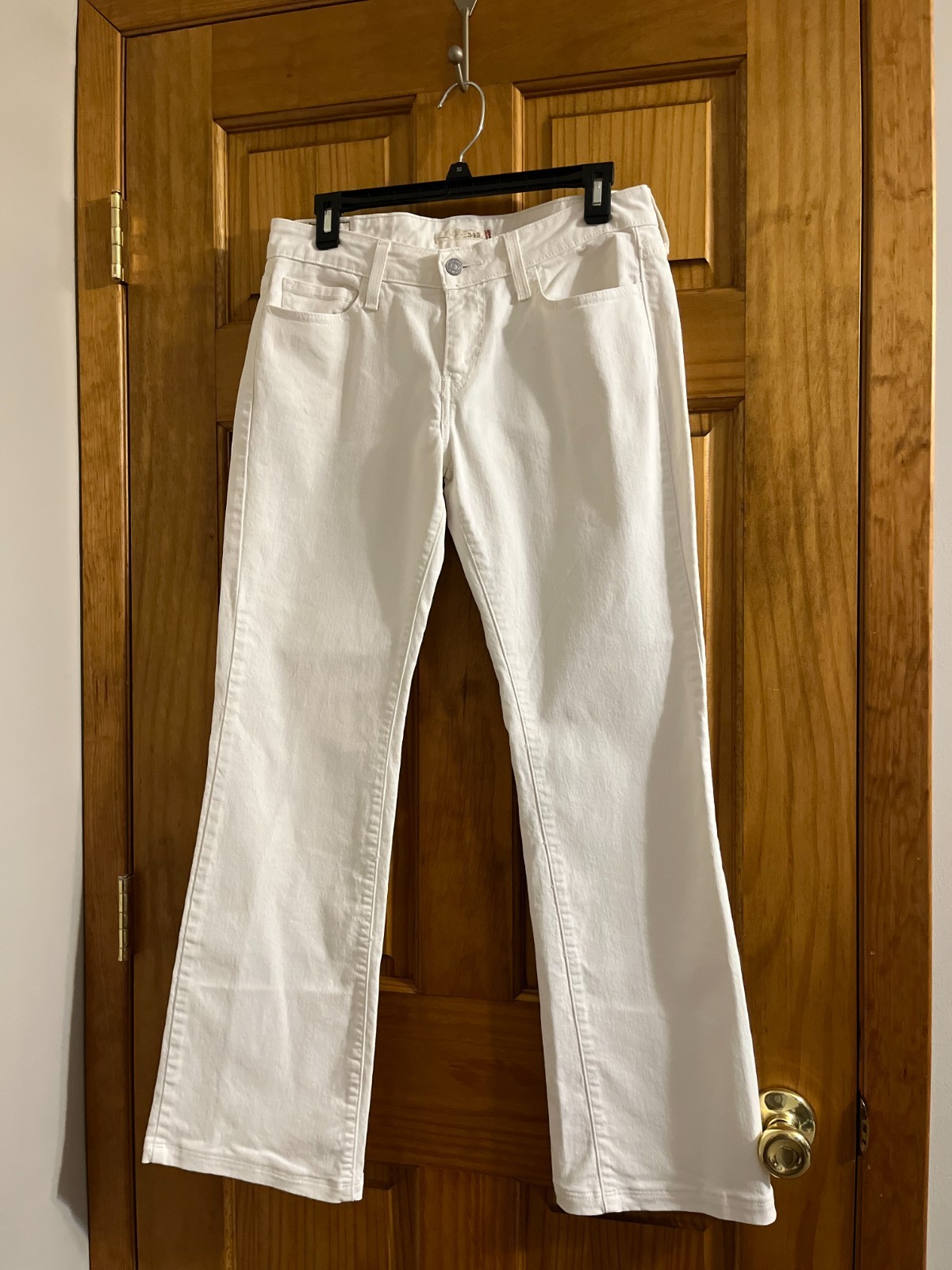 Levis White low rise bootcut Jeans Women’s Sz 8 Levis White low rise bootcut Jeans Women’s Sz 8