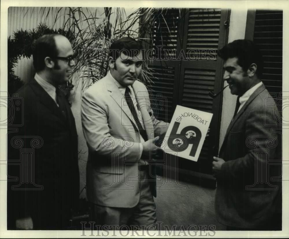 1969 Press Photo New Orleans Art Directors holds Showboat poster - noc10189