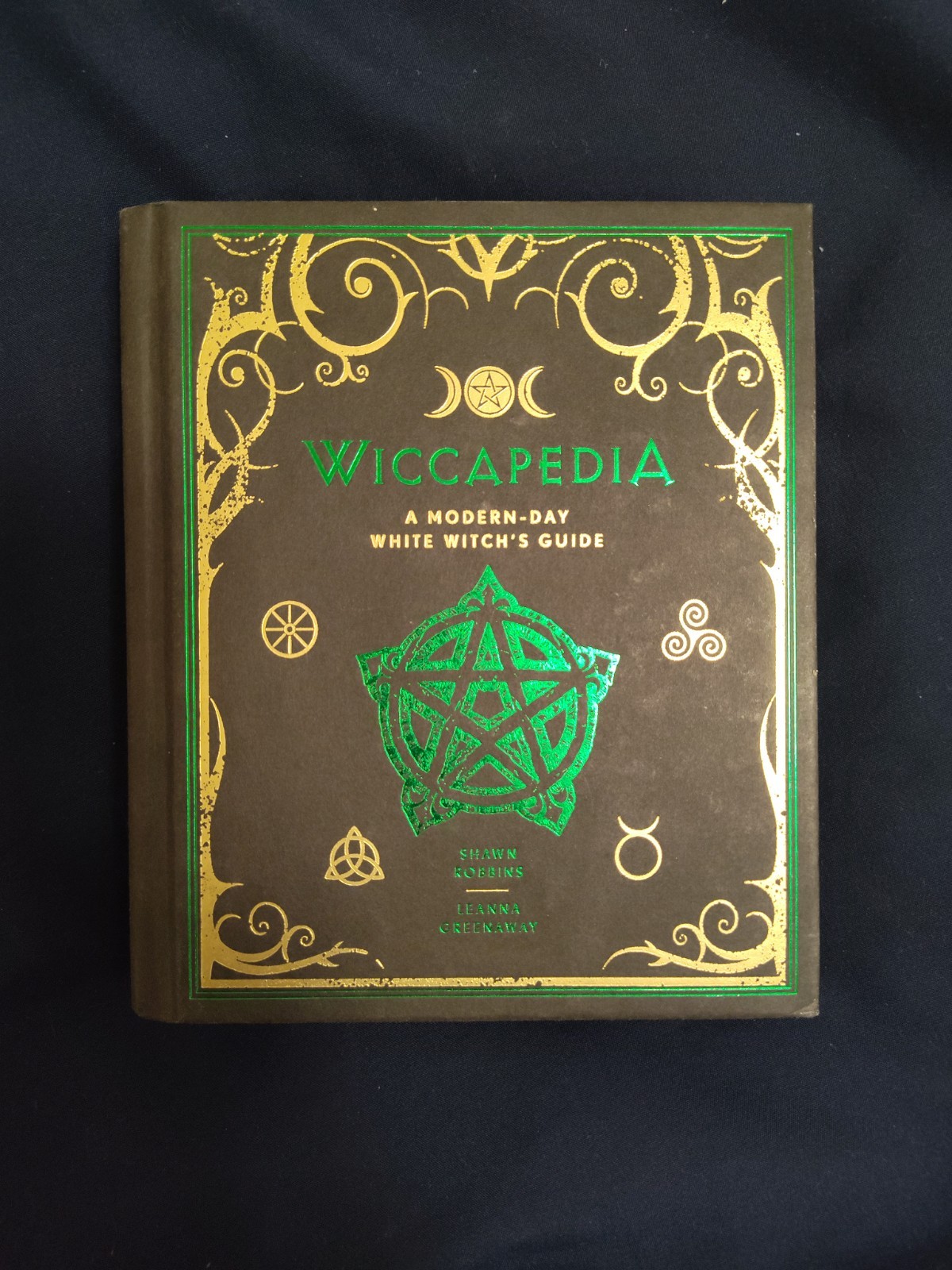 Wiccapedia: A Modern-Day White Witch\'s Guide (The Modern-Day Witch, 1) (Volu...