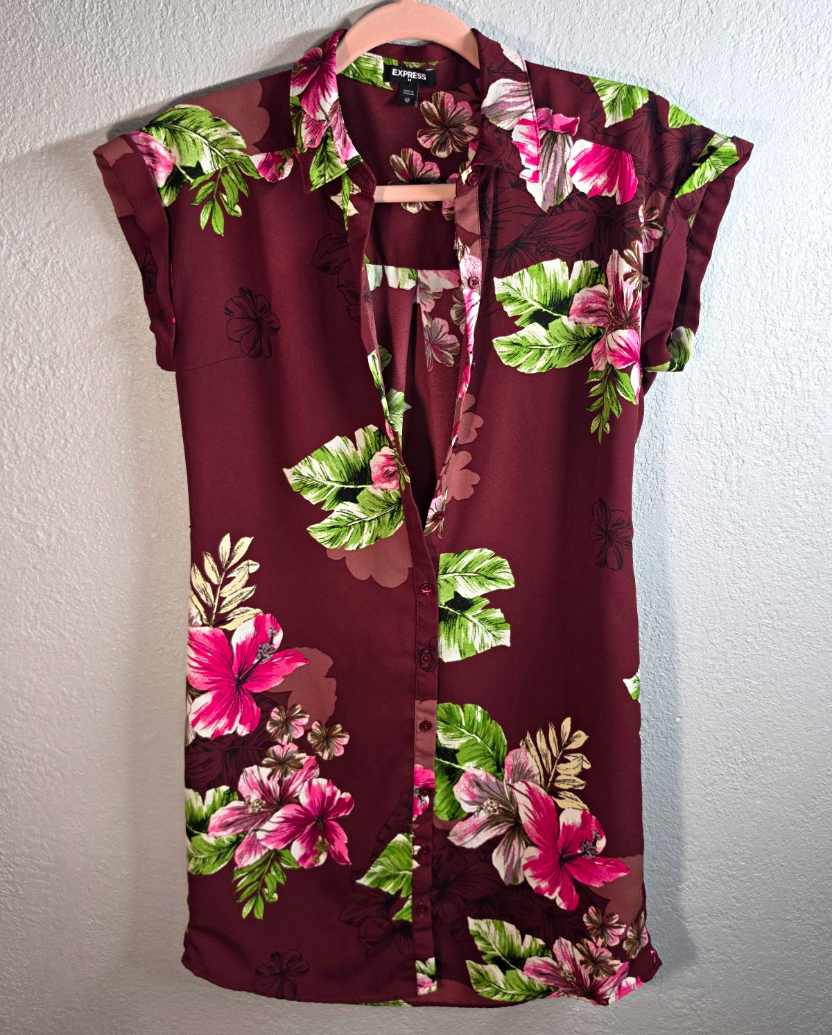 Express Women\'s XS Burgundy Floral Sleeveless Collared Button-Front Blouse