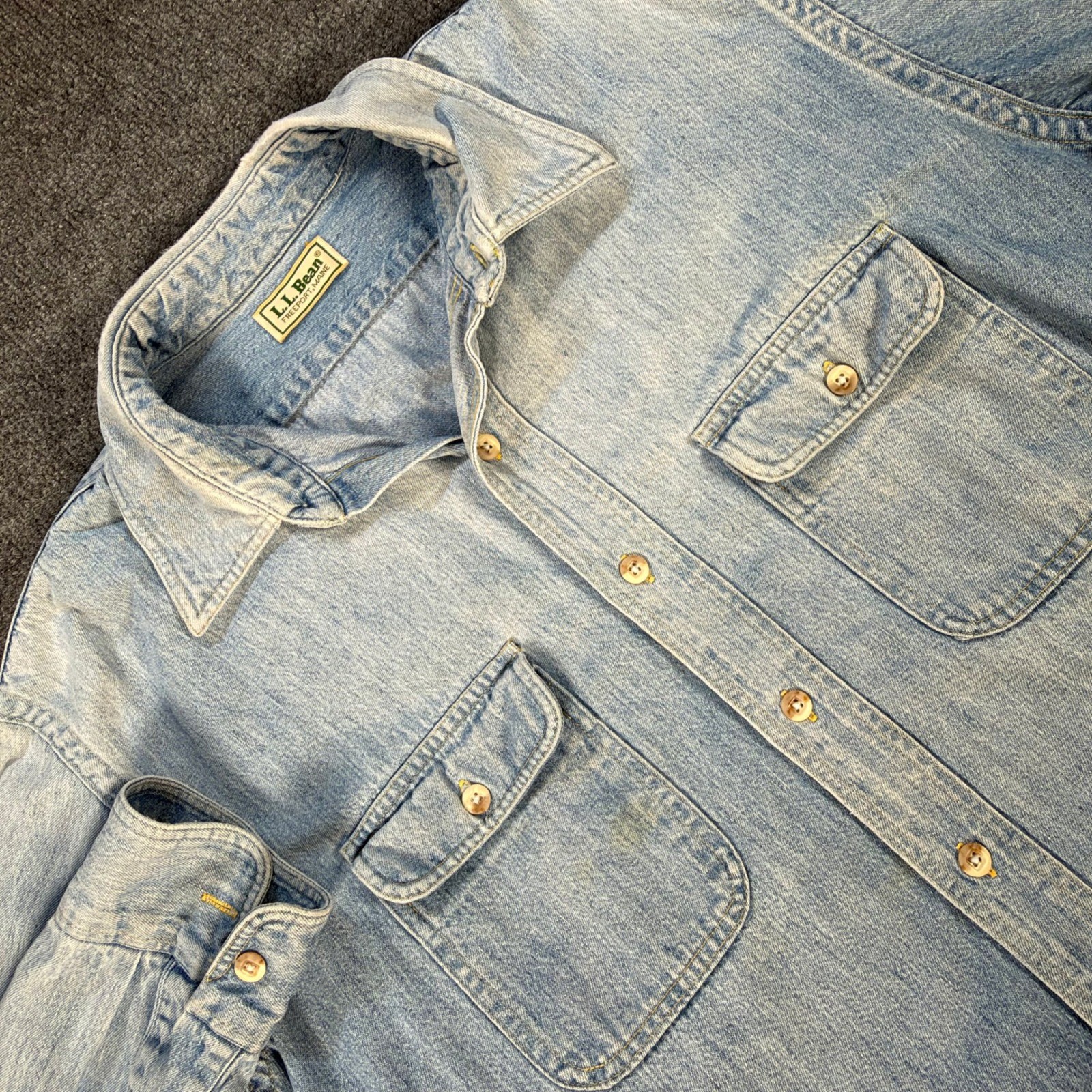 Vintage LL Bean Men Light Wash Denim Button Down Shirt Large Workwear Blue #4722 Vintage LL Bean Men Light Wash Denim Button Down Shirt Large Workwear Blue #4722