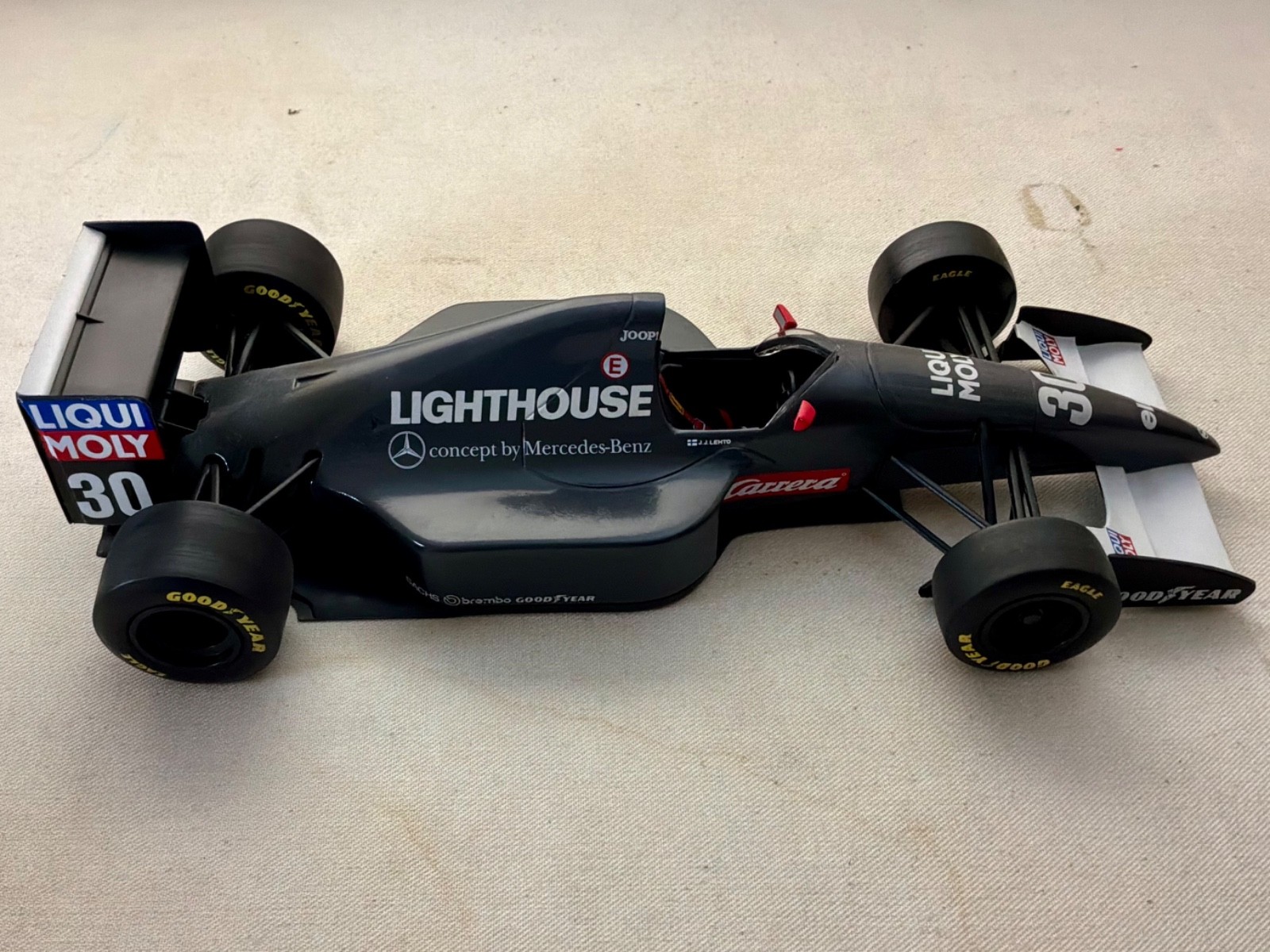 Minichamps 1:18 Sauber C12 #30 J.J. Lehto Lighthouse Mercedes-Benz Driverless