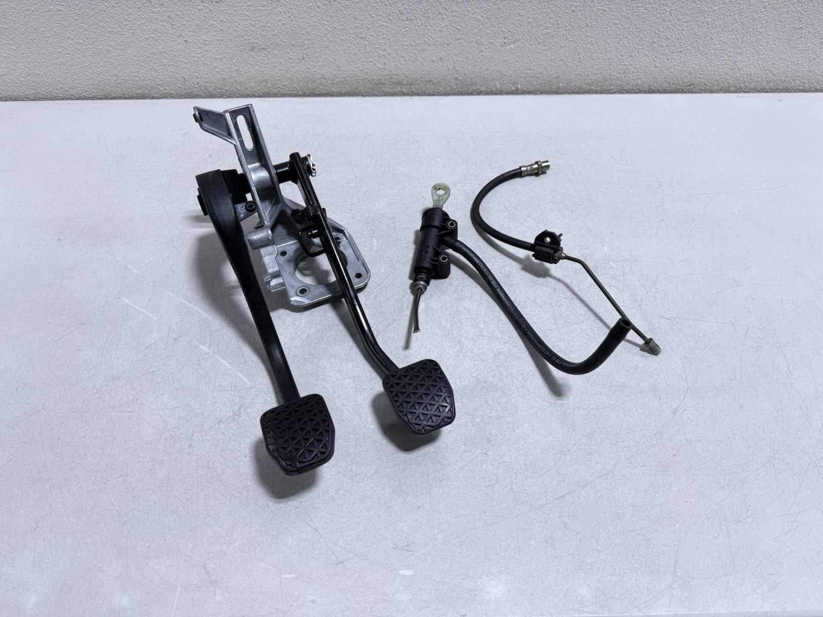 03-08 BMW E85 Z4 CLUTCH BRAKE PEDAL CLUTCH MASTER CYLINDER HOSE LINE OEM #1520