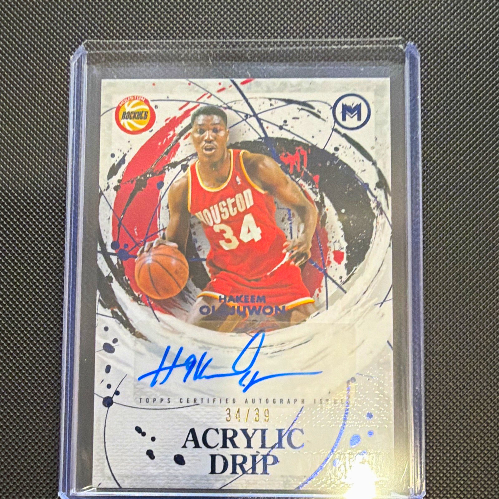 Topps 2023-24 Topps Motif Hakeem Olajuwon Rockets Acrylic Drip Auto ADA-HO 34/39 Topps 2023-24 Topps Motif Hakeem Olajuwon Rockets Acrylic Drip Auto ADA-HO 34/39