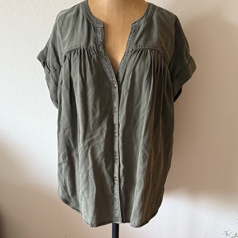 Lou & Grey by Loft Olive Green Button-Up Women\'s Top