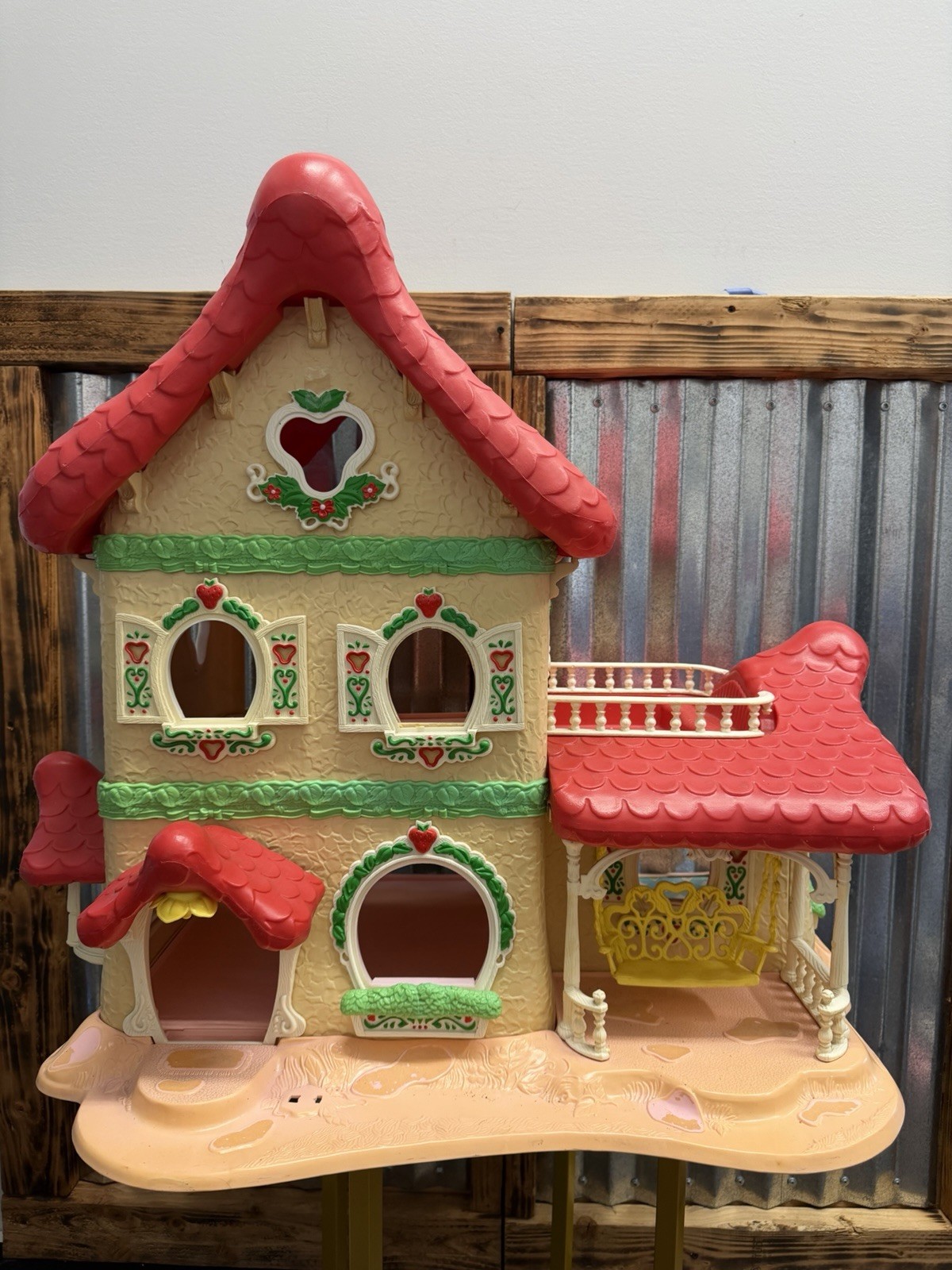 Vintage 1983 Strawberry Shortcake Berry Happy Home Dollhouse by Kenner See Photo