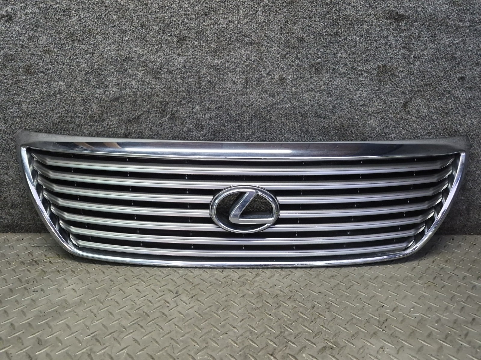 04-06 LEXUS UCF30L LS430 FRONT UPPER HOOD CHROME GRILLE W EMBLEM OEM