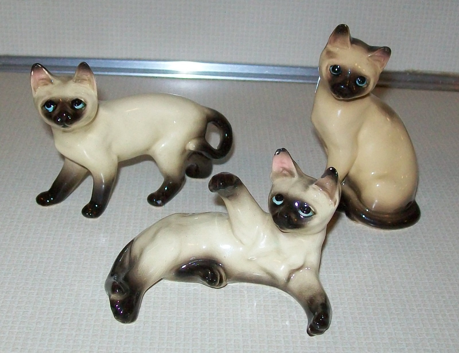 Vtg 3 Siamese Cat Kitten Ceramic Figurines 1102 Sitting Lying Standing READ Vtg 3 Siamese Cat Kitten Ceramic Figurines 1102 Sitting Lying Standing READ