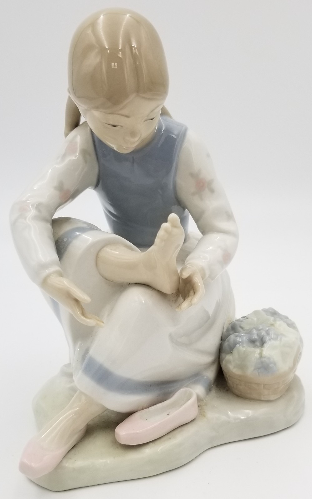 GOOD - NAO LLADRO Vintage 1988 GIRL WITH SORE FEET Porcelain Figurine #105