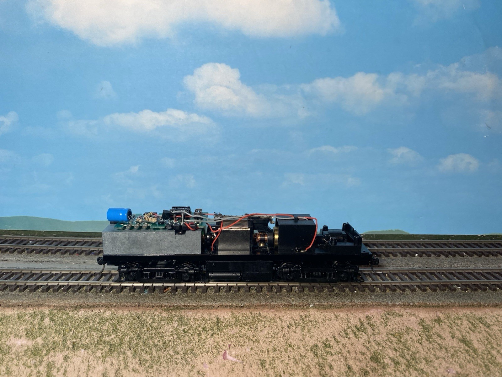 HO LL Proto 2000 Alco FB1 Powered DC Chassis w/NEW AXLE GEARS. KDs Tested *READ* HO LL Proto 2000 Alco FB1 Powered DC Chassis w/NEW AXLE GEARS. KDs Tested *READ*