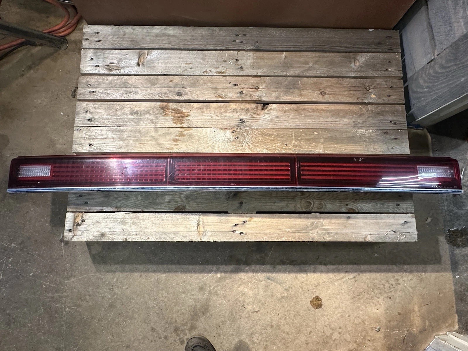 Genuine 1990 1994 OEM Lincoln Town Car tail light F2VB54423842-AA Very Nice