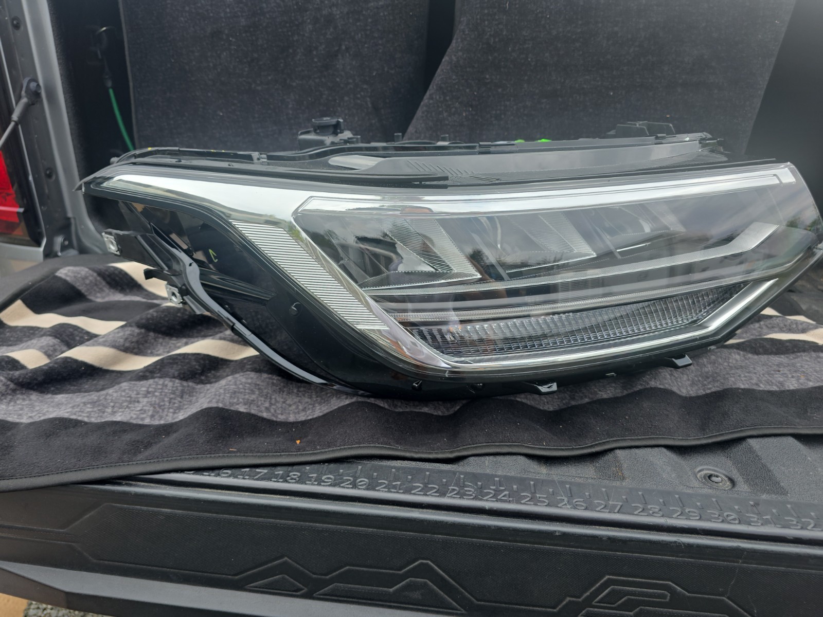 2022-2024 Volkswagen Tiguan AD1 Headlight LED Lamp Front Right Side OEM
