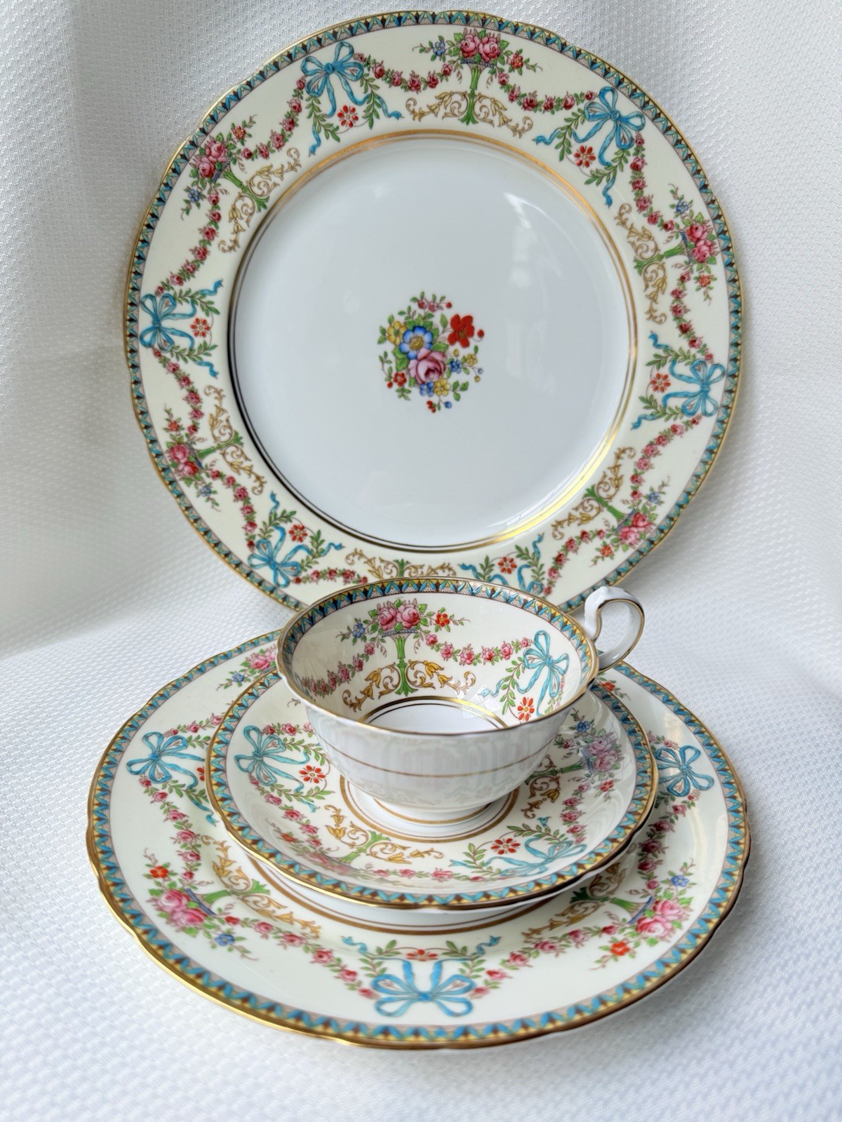 Aynsley Cup Saucer Plates Ribbons Bows (4 Pieces)