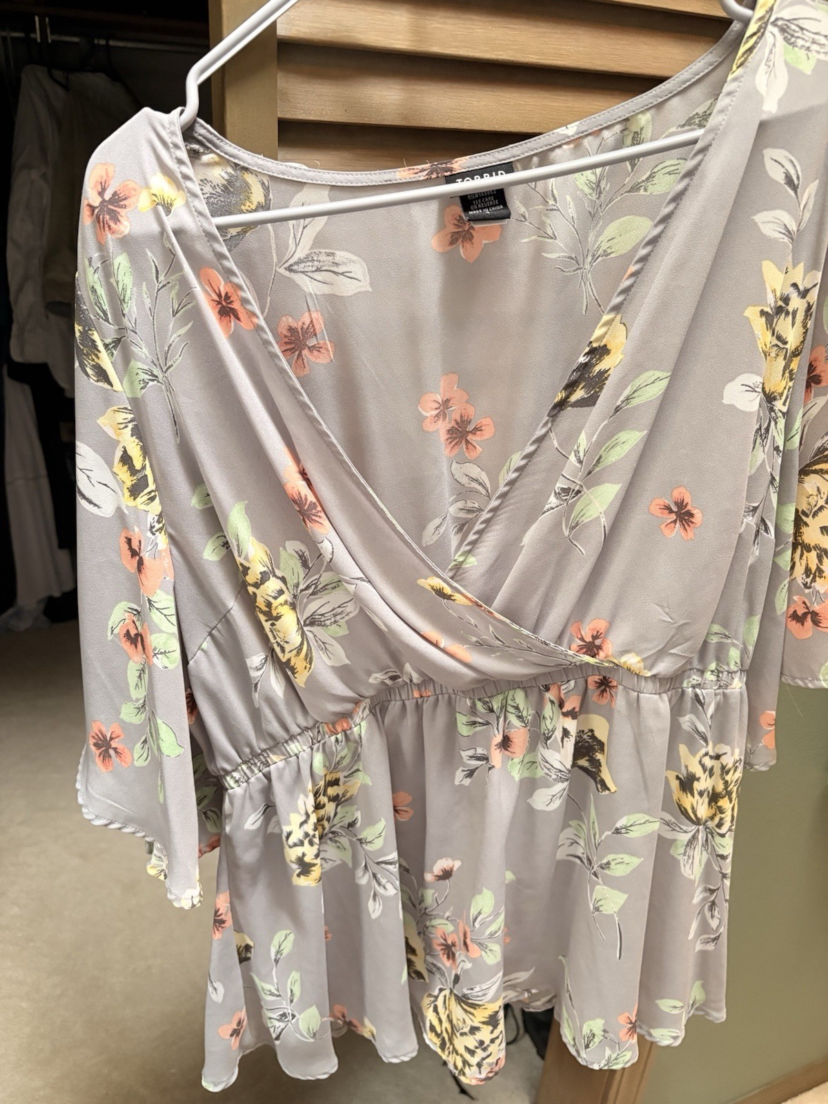 Torrid Light Gray Floral Peplum Top Size 2X Torrid Light Gray Floral Peplum Top Size 2X