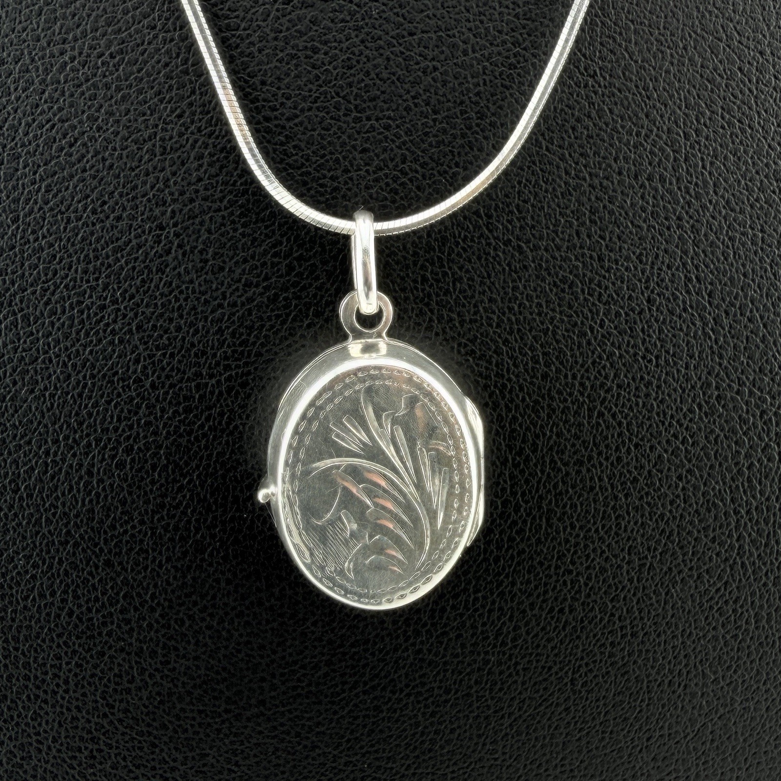 Vintage Marsala 925 Sterling Silver Engraved Oval Locket Necklace 18”