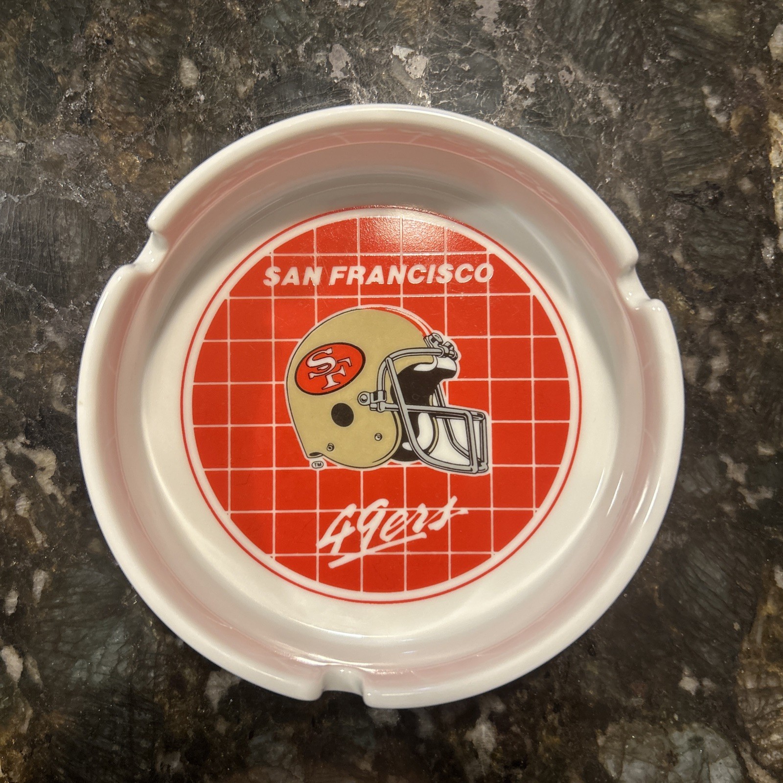 VINTAGE SAN FRANCISCO 49ERS CERAMIC ASHTRAY WHITE WITH HELMET PAPEL LISCENCED