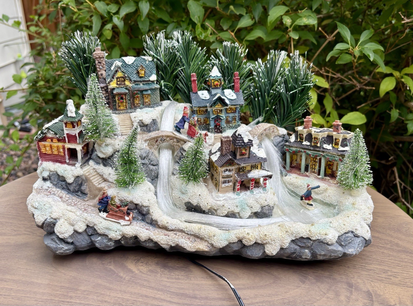 2003 Avon Christmas Fiber Optic Village Lighted Snowy Sledding Scene w/ Box