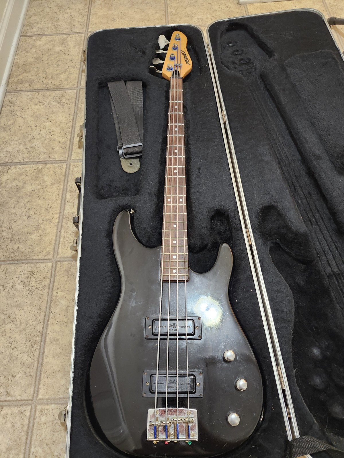 Peavey Foundation USA made 1990s bass guitar w/ hard case