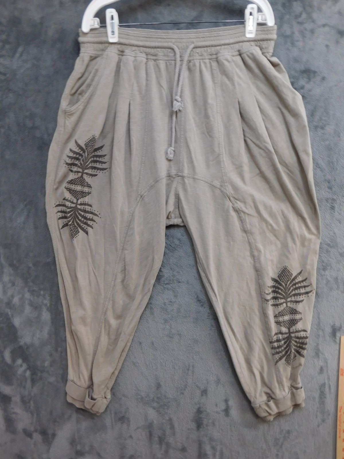 Daily Practice Real Fun, Wow Womens L Gray Cotton Leaf Print Joggers Daily Practice Real Fun, Wow Womens L Gray Cotton Leaf Print Joggers