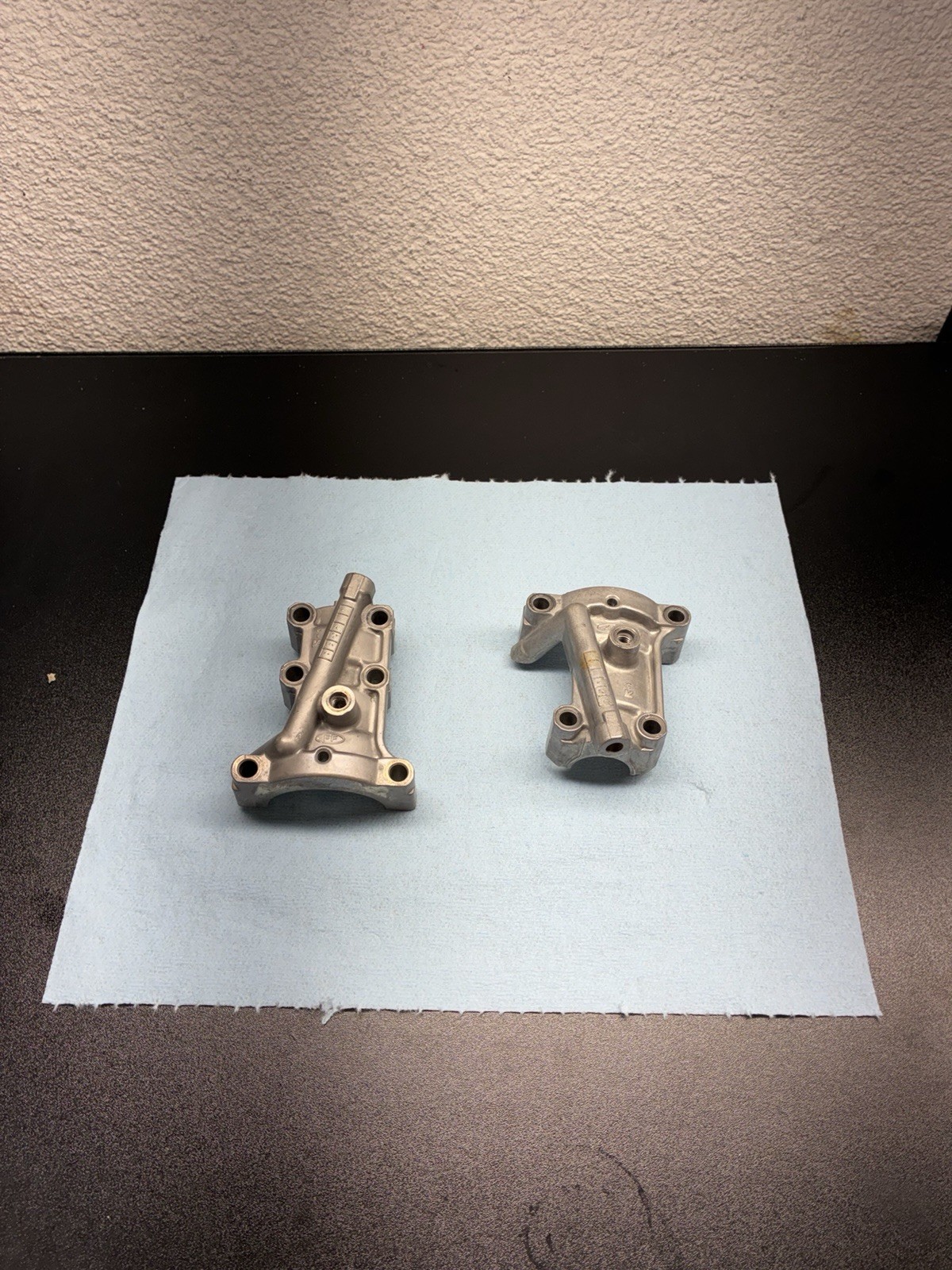 01 - 05 2003 YAMAHA WR 450 F OEM CAM SHAFT TOWER CAPS HOLDER CLAMP 01 - 05 2003 YAMAHA WR 450 F OEM CAM SHAFT TOWER CAPS HOLDER CLAMP