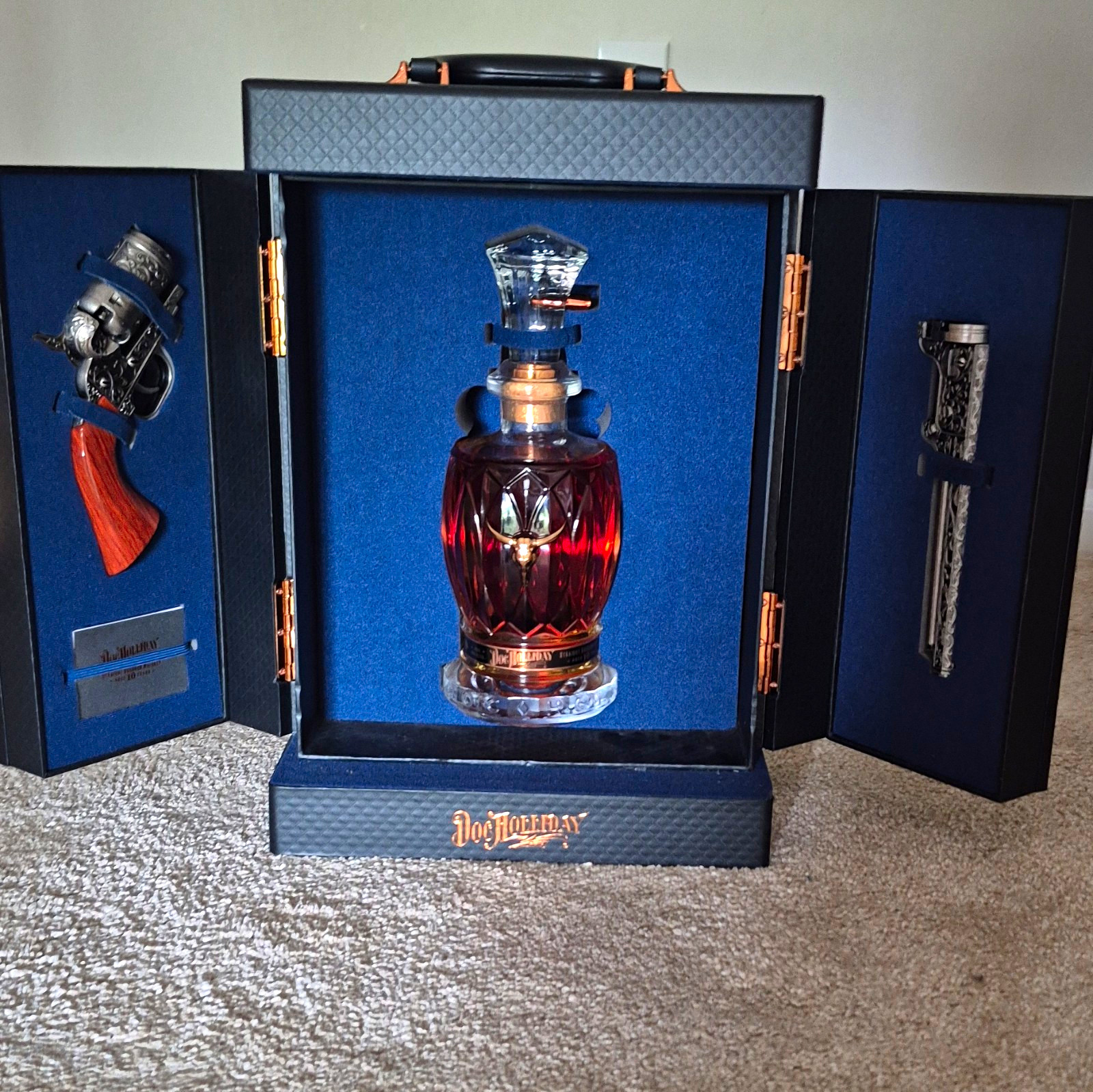 Doc Holliday 700ml 3pc Decanter Set Case & Decorative Gun Glass/Wood Western Doc Holliday 700ml 3pc Decanter Set Case & Decorative Gun Glass/Wood Western
