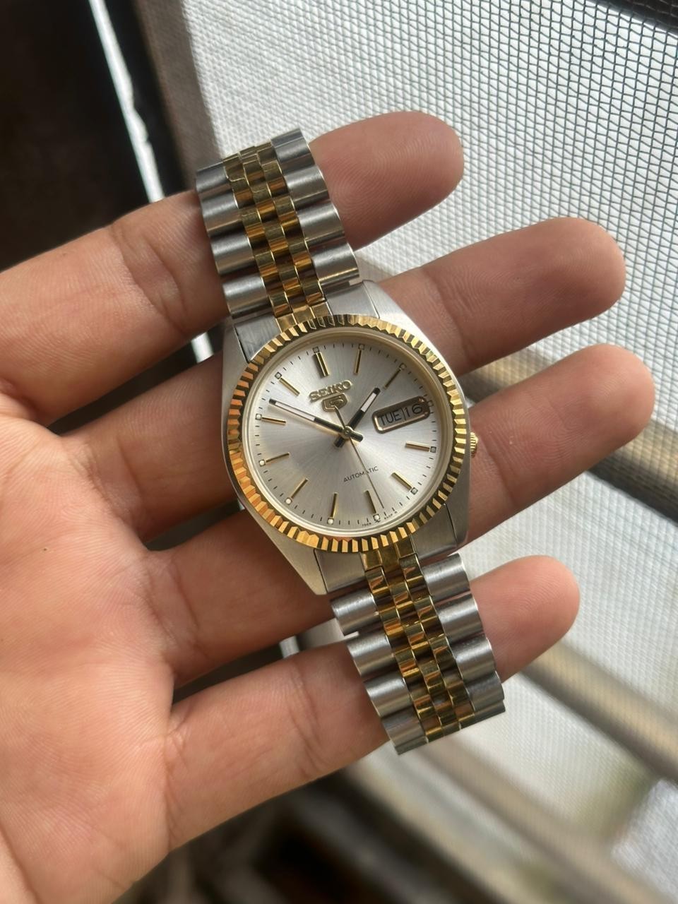 Rare Seiko 5 Automatic 17 Jewels Silver Dial Japan Made watch For Mens SNXJ90
