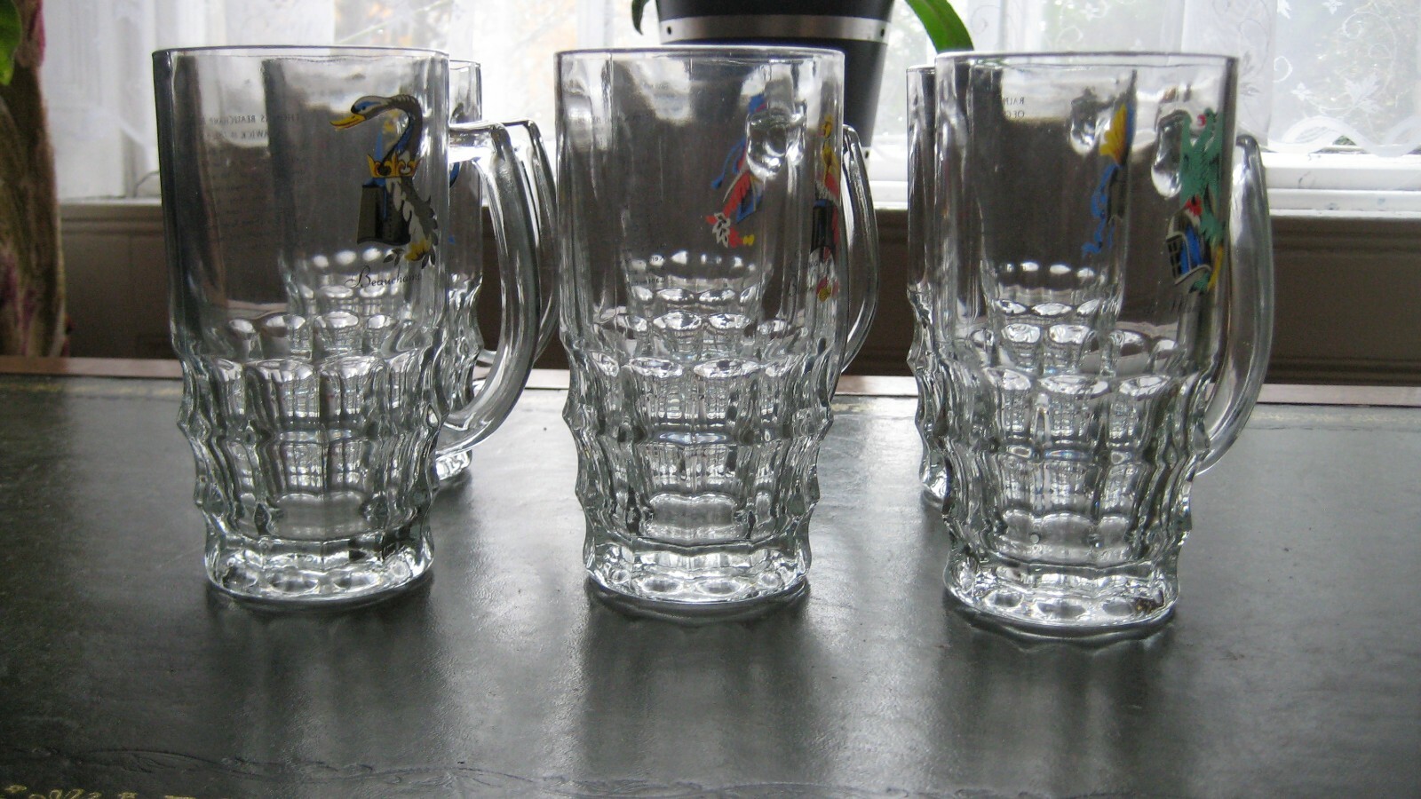 RARE SET VINTAGE JACOBEAN PLANTAGENET GLASS HALF PINT TANKARDS -  EARLS CREST
