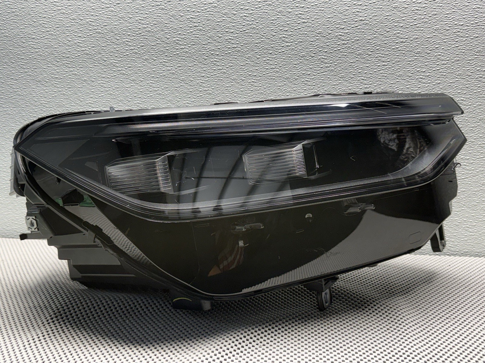 2025 2026 Volkswagen Tiguan Right OEM Headlight W/O Signature DRL 57N-941-082-B