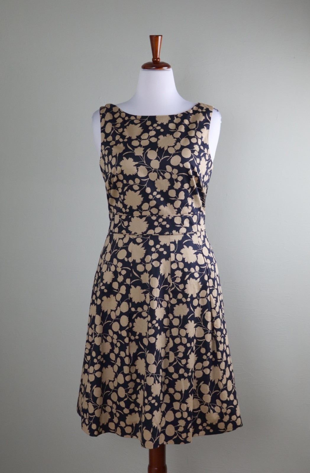 TALBOTS $158 Navy Beige Floral Pleated Lined Sleeveless A-Line Dress Size 10