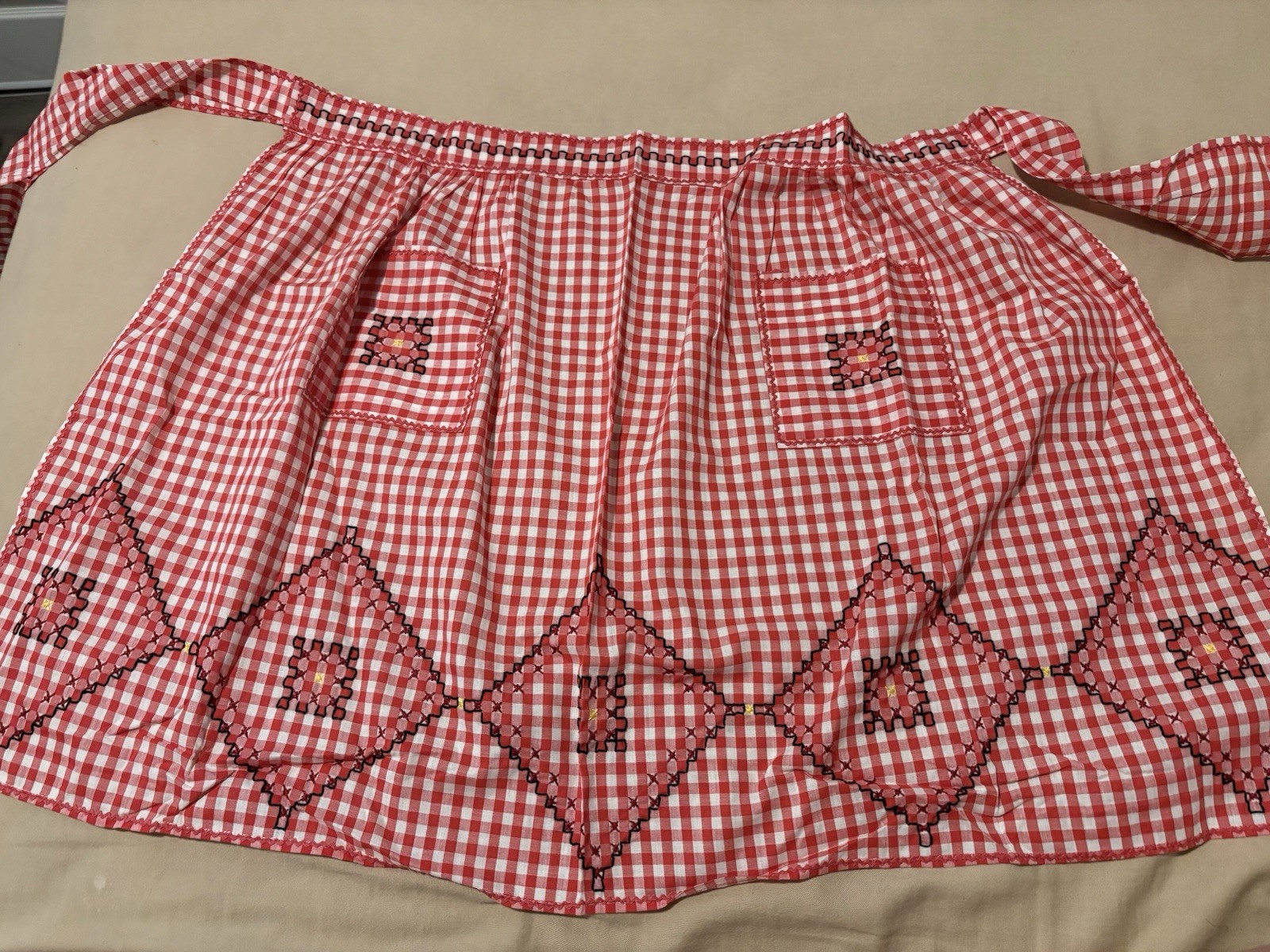 Vtg 50s Gingham Half Apron Chicken Scratch Embroidery Red White Handmade NOS 