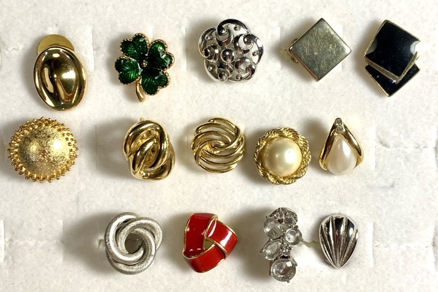 14 SIGNED VINTAGE SINGLE EARRINGS MONET TRIFARI SARAH COV PARK LANE Etc Lot# 111 14 SIGNED VINTAGE SINGLE EARRINGS MONET TRIFARI SARAH COV PARK LANE Etc Lot# 111
