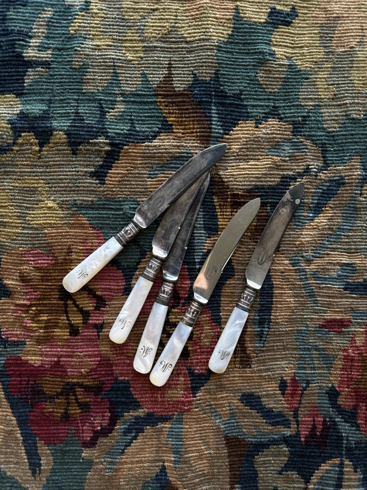 Antique MOTHER OF PEARL STERLING SILVER 'M' MONOGRAMMED BUTTER KNIFE SET OF 5 Antique MOTHER OF PEARL STERLING SILVER 'M' MONOGRAMMED BUTTER KNIFE SET OF 5