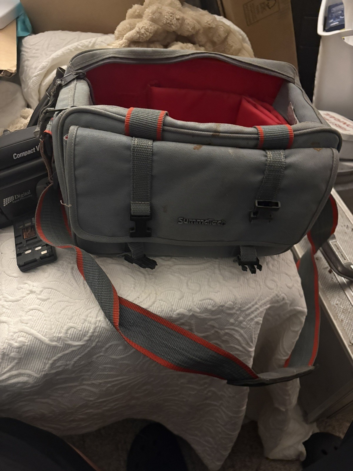 JVC GR-AXM225 Compact Camcorder With Travel Bag And Tape JVC GR-AXM225 Compact Camcorder With Travel Bag And Tape