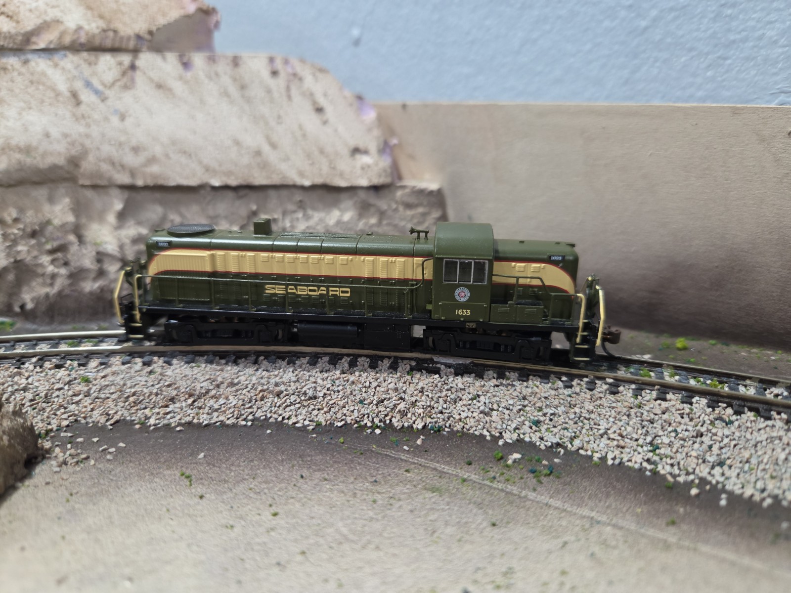 BACHMAN N SCALE ITEM# 64258 SEABOARD DIESEL LOCOMOTIVE RD#1633 TESTED BACHMAN N SCALE ITEM# 64258 SEABOARD DIESEL LOCOMOTIVE RD#1633 TESTED