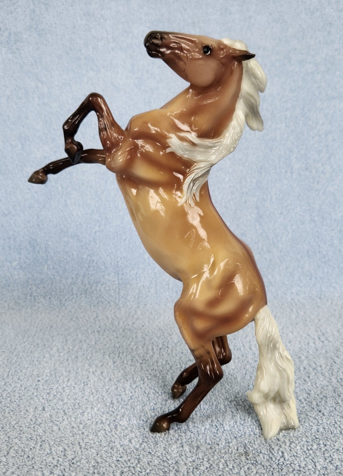 Breyer 2020 Web SR Classic Rearing Mustang Glossy Dunalino Breyer 2020 Web SR Classic Rearing Mustang Glossy Dunalino
