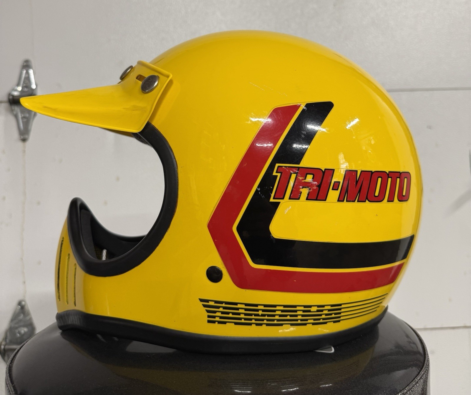 Vintage 1980’s Yamaha Snell TRI MOTO Yellow Dirtbike Motocross Helmet Vintage 1980’s Yamaha Snell TRI MOTO Yellow Dirtbike Motocross Helmet