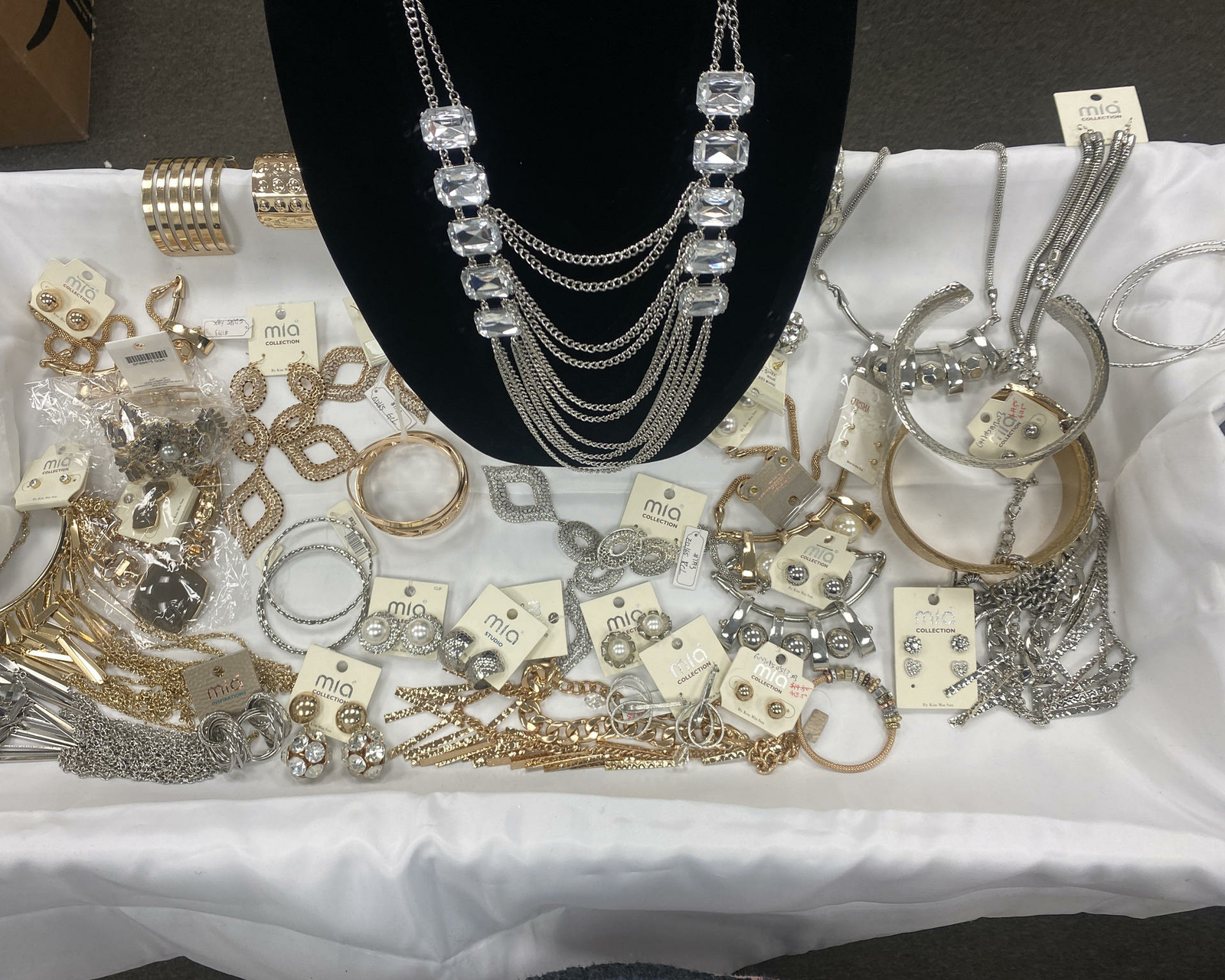 MIA Collection~BULK LOT of JEWELRY~35 Piece, Mixed~Costumes~Dress Up~Theater