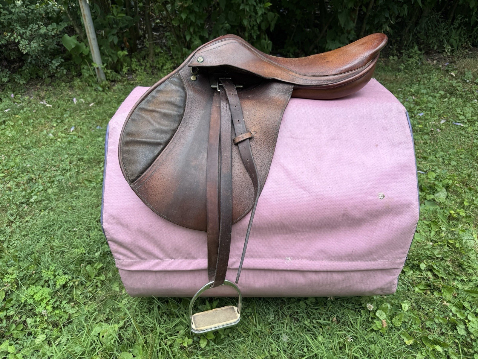 Nelson Pessoa Close Contact Jump Saddle 16” Hunter Jumper Knee Pads English