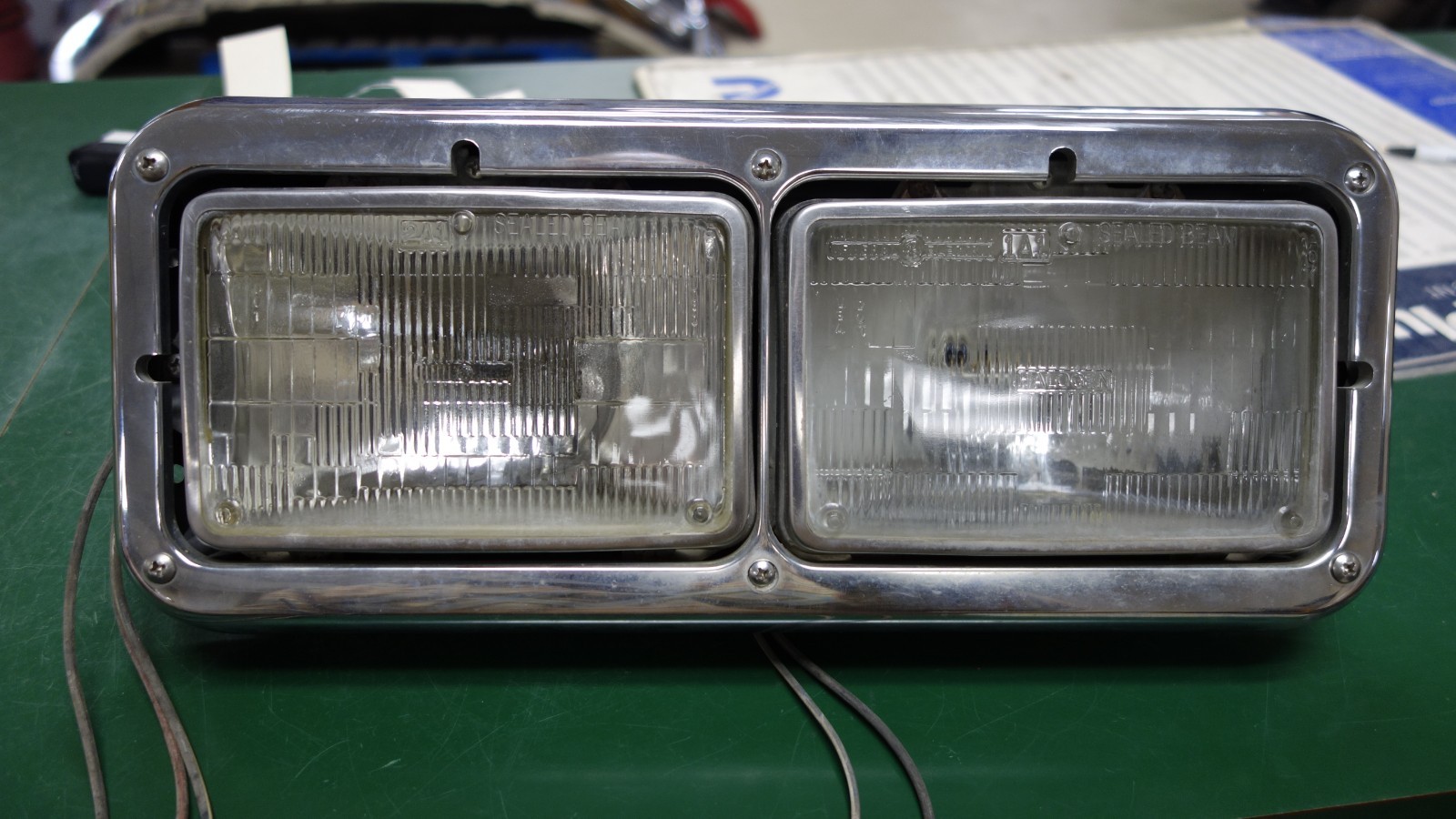 PETERBILT 320 2000: Headlamp Assembly