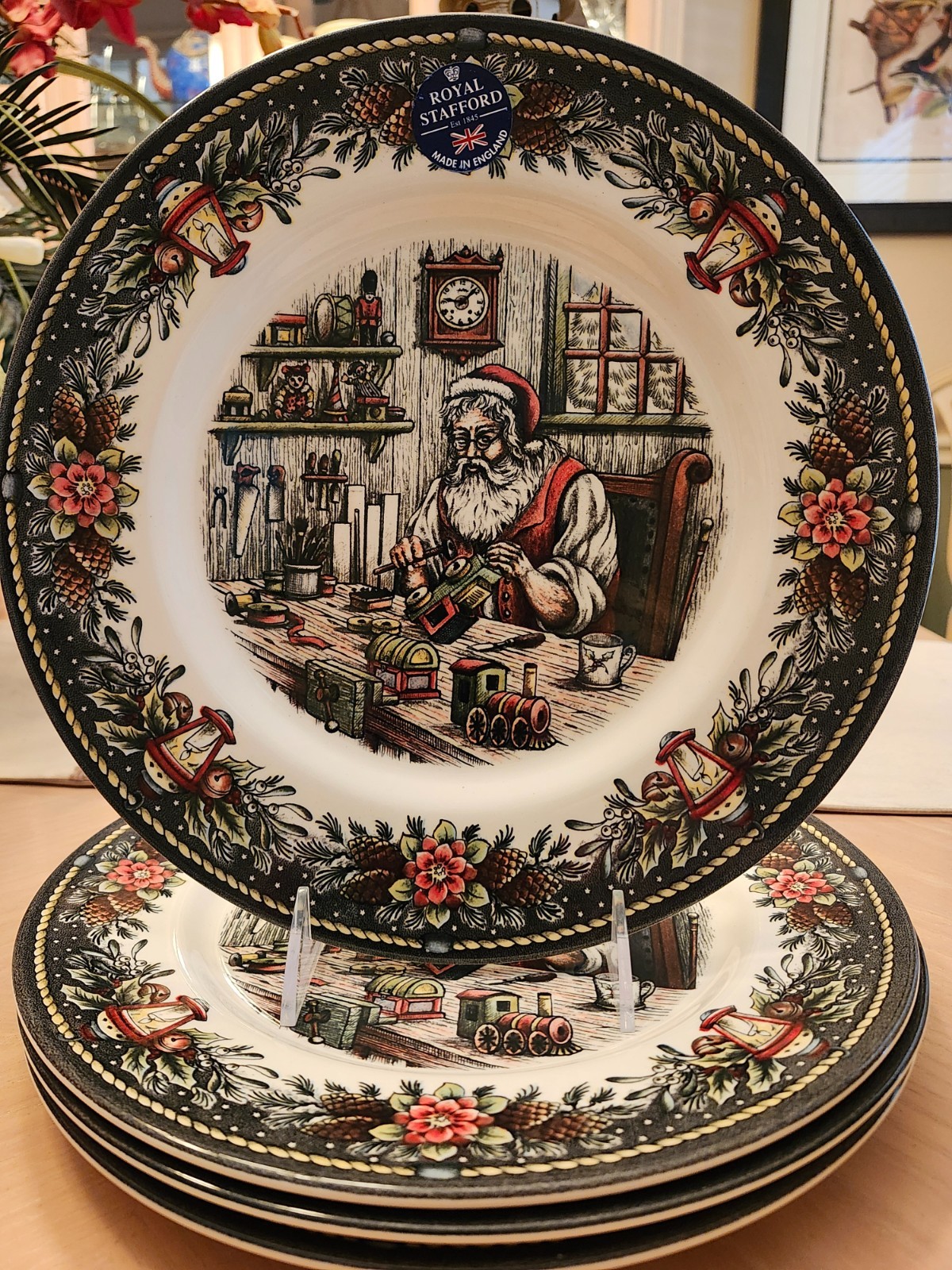 ROYAL STAFFORD SANTA\'S WORKSHOP SET OF 4 DINNER PLATES CHRISTMAS LANTERN BORDER ROYAL STAFFORD SANTA\'S WORKSHOP SET OF 4 DINNER PLATES CHRISTMAS LANTERN BORDER