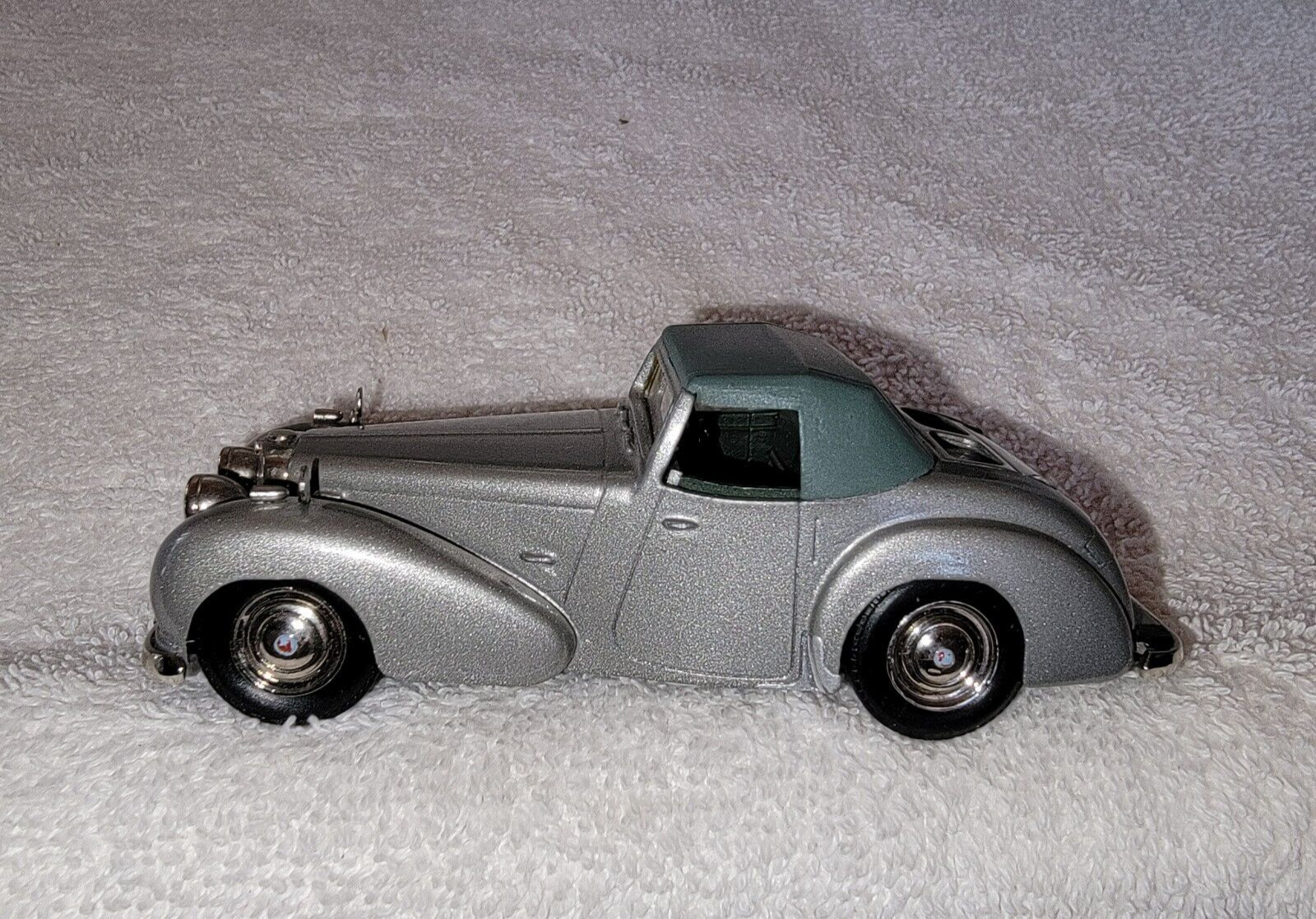 Minimarque 43 UK4B - 1947 Triumph Roadster Dickie Closed Metallic Silver 1:43 Minimarque 43 UK4B - 1947 Triumph Roadster Dickie Closed Metallic Silver 1:43