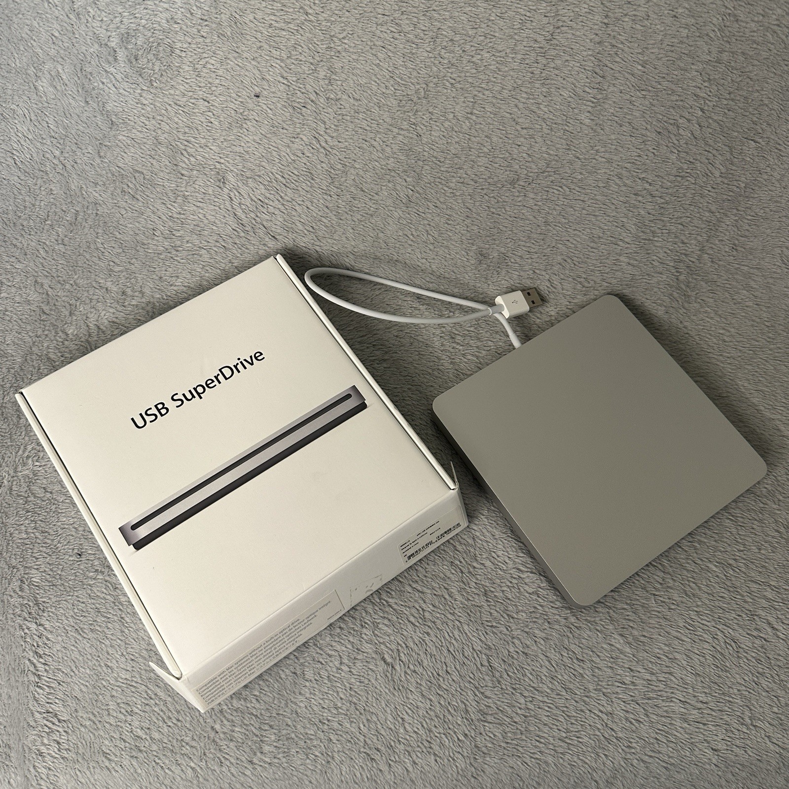 GENUINE OFFICIAL APPLE USB SUPERDRIVE EXTERNAL CD DVD DRIVE MD564ZM/A A1379 GENUINE OFFICIAL APPLE USB SUPERDRIVE EXTERNAL CD DVD DRIVE MD564ZM/A A1379