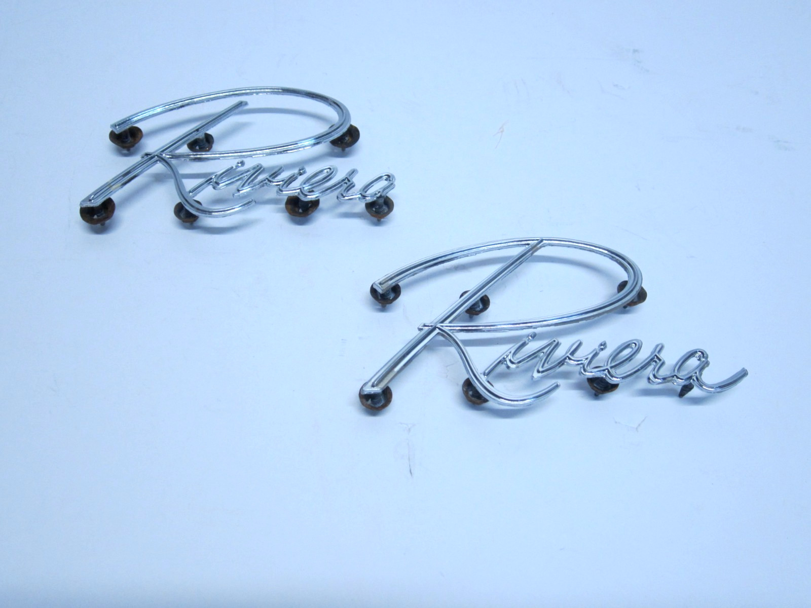 1963 - 1967 BUICK RIVIERA OEM L / R FRONT FENDER EMBLEM / BADGE 1356961 #FD-4 1963 - 1967 BUICK RIVIERA OEM L / R FRONT FENDER EMBLEM / BADGE 1356961 #FD-4
