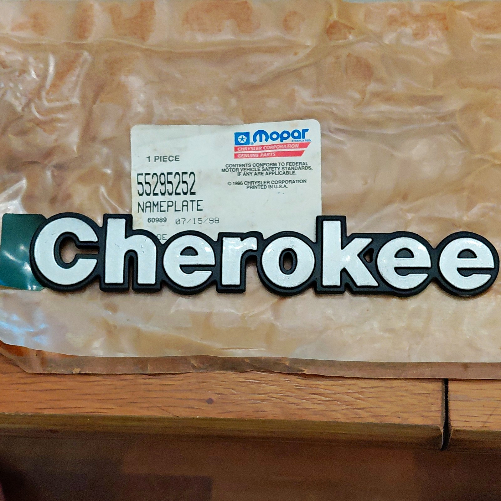 1993 To 1997 JEEP (CHEROKEE) EMBLEM NOS OEM #55295252 NEW MOPAR PIECE