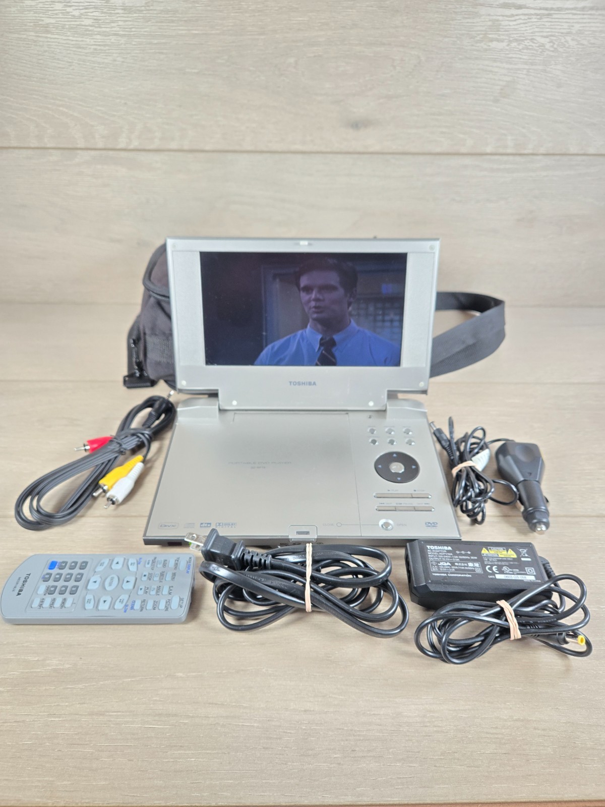 Toshiba Portable DVD Player SD-KP19SN AV + Power Cord, Battery, Case - It Works Toshiba Portable DVD Player SD-KP19SN AV + Power Cord, Battery, Case - It Works