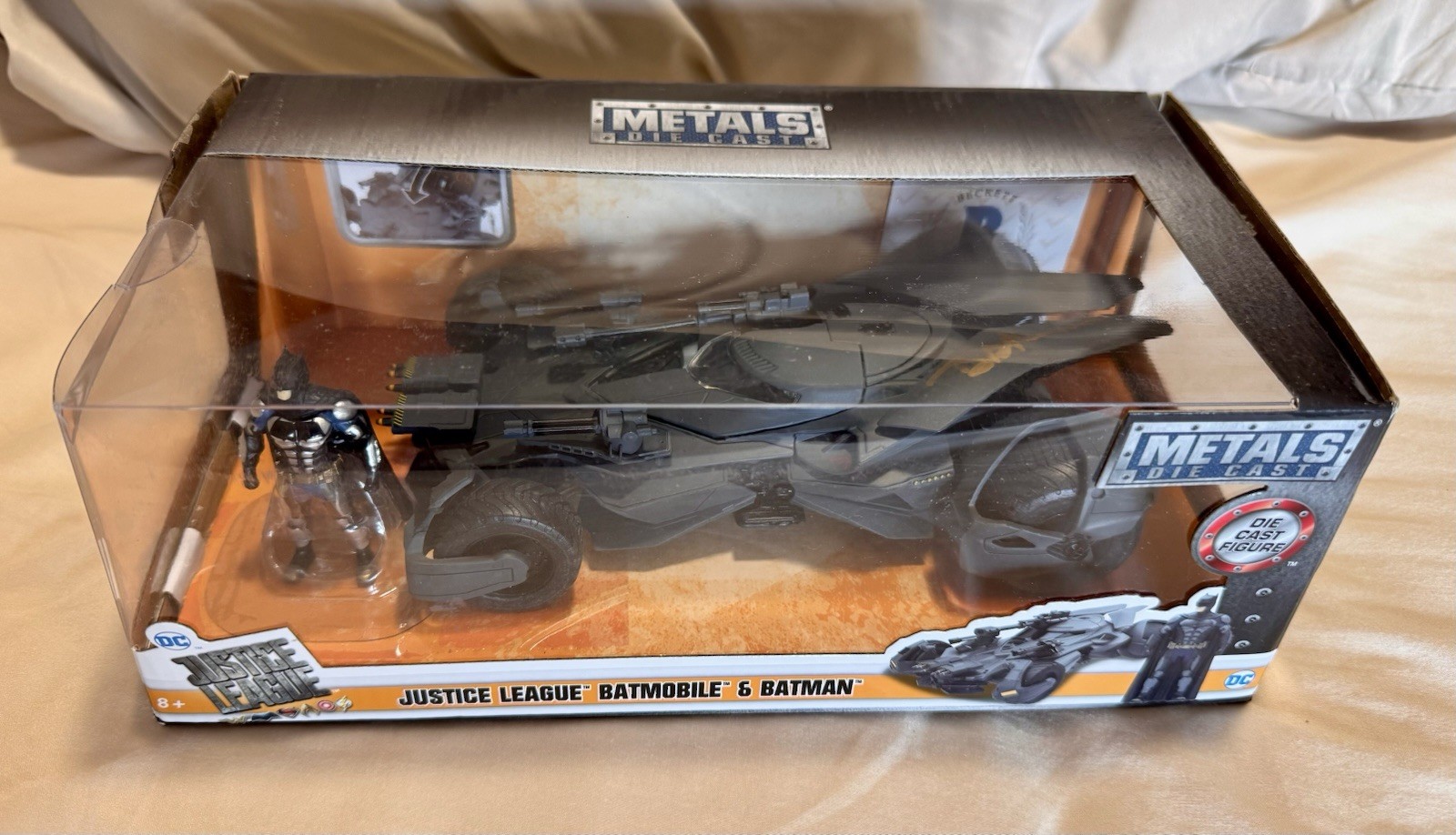 Ben Affleck Signed Batman 1/24 scale Justice League Batmobile & Batman Ben Affleck Signed Batman 1/24 scale Justice League Batmobile & Batman